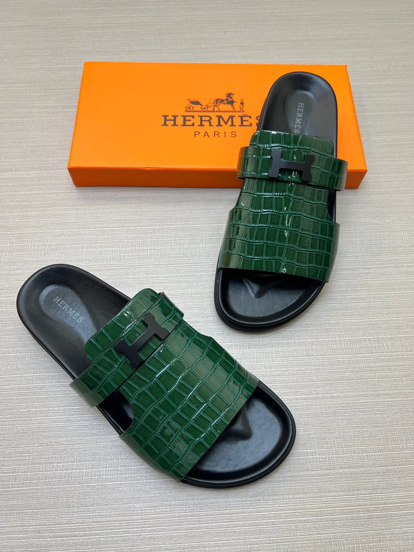 [H Family Hermès] P: 360💰 Size: 38-45 Hermes Men’s Kazimir Slippers - 2025 Summer New Hermès Same as the original version, with colored cowhide surface + rubber combined sole, handmade by master-level craftsmen! ❥High-end customization, exclusive products, the highest version in the industry.